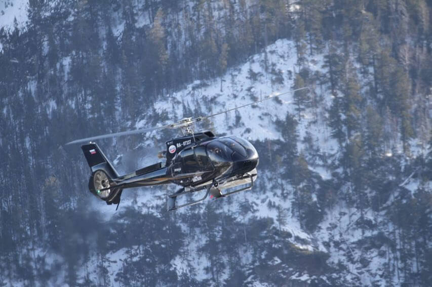 Полёт на вертолёте в горах