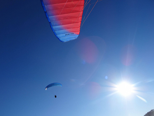 Полёт с инструктором на параплане в Иркутске. Ultra Подарки. Полёт с инструктором на параплане в Иркутске. Попробуйте полёт на двухместном параплане над столицей. Сервис: UltraPodarki.ru 8 800 505 95 30. Полёт на параплане, полёт на параплане Иркутск, полёт с инструктором на параплане Иркутск, полёт с инструктором на параплане, параплан Иркутск, параплан, парапланеризм Иркутск, купить параплан Иркутск