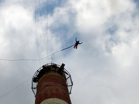 Роупджампинг - прыжки с верёвкой в Иркутске. Подарочные сертификаты Ultra Подарки. Роупджампинг в Иркутске - Экстремальный оригинальный подарок или подарочный сертификат на Роупджампинг - прыжки с верёвкой. Сервис UltraPodarki.ru 8-800-505-95-30. роупджампинг Иркутск, прыжок веревка Иркутск, роупджампинг, прыжок веревка, прыжок с веревкой, Подарок, подарочный сертификат, экстрим, экстремальный подарок