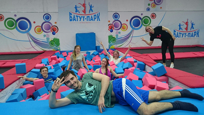 Прыжки в батутном центре в Иркутске. Сервис Ultra Подарки. Купить подарочный сертификат на батутный центр. Подарите прыжки на батуте для детей и взрослых в Иркутске. Сервис UltraPodarki.ru 8 800 505 95 30. Батутный центр Иркутск, батутный центр, прыжки на батуте Иркутск, купить батут Иркутск, батут, батут Иркутск