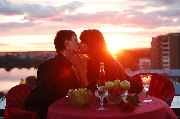 Романтическое свидание на крыше в Иркутске. Ultra Подарки. Купить романтическое свидание на крыше в Иркутске. Подарите самым близким незабываемые моменты и почувствуйте друг друга ещё ближе. Сервис UltraPodarki.ru 8 800 505 95 30. Романтическое свидание на крышев Иркутске, свидание на крышев Иркутске, свидание, сертификат на свидание на крыше, сертификат на свидание в Иркутске, купить свидание на крыше, купить свидание Иркутск