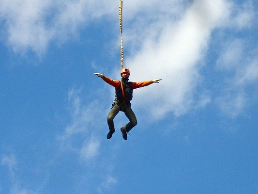 Роупджампинг - прыжки с верёвкой в Иркутске. Подарочные сертификаты Ultra Подарки. Роупджампинг в Иркутске - Экстремальный оригинальный подарок или подарочный сертификат на Роупджампинг - прыжки с верёвкой. Сервис UltraPodarki.ru 8-800-505-95-30. роупджампинг Иркутск, прыжок веревка Иркутск, роупджампинг, прыжок веревка, прыжок с веревкой, Подарок, подарочный сертификат, экстрим, экстремальный подарок