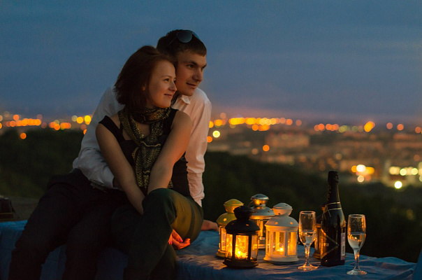 Романтическое свидание на крыше в Иркутске. Ultra Подарки. Купить романтическое свидание на крыше в Иркутске. Подарите самым близким незабываемые моменты и почувствуйте друг друга ещё ближе. Сервис UltraPodarki.ru 8 800 505 95 30. Романтическое свидание на крышев Иркутске, свидание на крышев Иркутске, свидание, сертификат на свидание на крыше, сертификат на свидание в Иркутске, купить свидание на крыше, купить свидание Иркутск