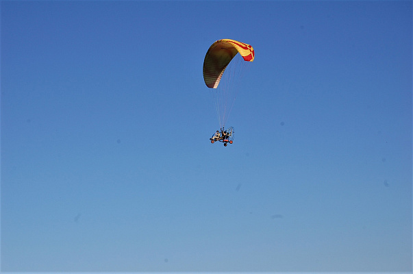 Полёт с инструктором на параплане в Иркутске. Ultra Подарки. Полёт с инструктором на параплане в Иркутске. Попробуйте полёт на двухместном параплане над столицей. Сервис: UltraPodarki.ru 8 800 505 95 30. Полёт на параплане, полёт на параплане Иркутск, полёт с инструктором на параплане Иркутск, полёт с инструктором на параплане, параплан Иркутск, параплан, парапланеризм Иркутск, купить параплан Иркутск