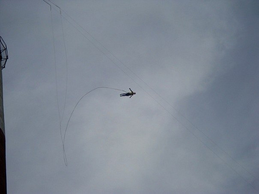 Роупджампинг - прыжки с верёвкой в Иркутске. Подарочные сертификаты Ultra Подарки. Роупджампинг в Иркутске - Экстремальный оригинальный подарок или подарочный сертификат на Роупджампинг - прыжки с верёвкой. Сервис UltraPodarki.ru 8-800-505-95-30. роупджампинг Иркутск, прыжок веревка Иркутск, роупджампинг, прыжок веревка, прыжок с веревкой, Подарок, подарочный сертификат, экстрим, экстремальный подарок