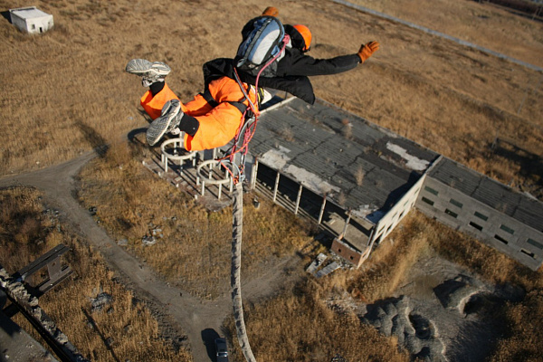 Роупджампинг - прыжки с верёвкой в Иркутске. Подарочные сертификаты Ultra Подарки. Роупджампинг в Иркутске - Экстремальный оригинальный подарок или подарочный сертификат на Роупджампинг - прыжки с верёвкой. Сервис UltraPodarki.ru 8-800-505-95-30. роупджампинг Иркутск, прыжок веревка Иркутск, роупджампинг, прыжок веревка, прыжок с веревкой, Подарок, подарочный сертификат, экстрим, экстремальный подарок